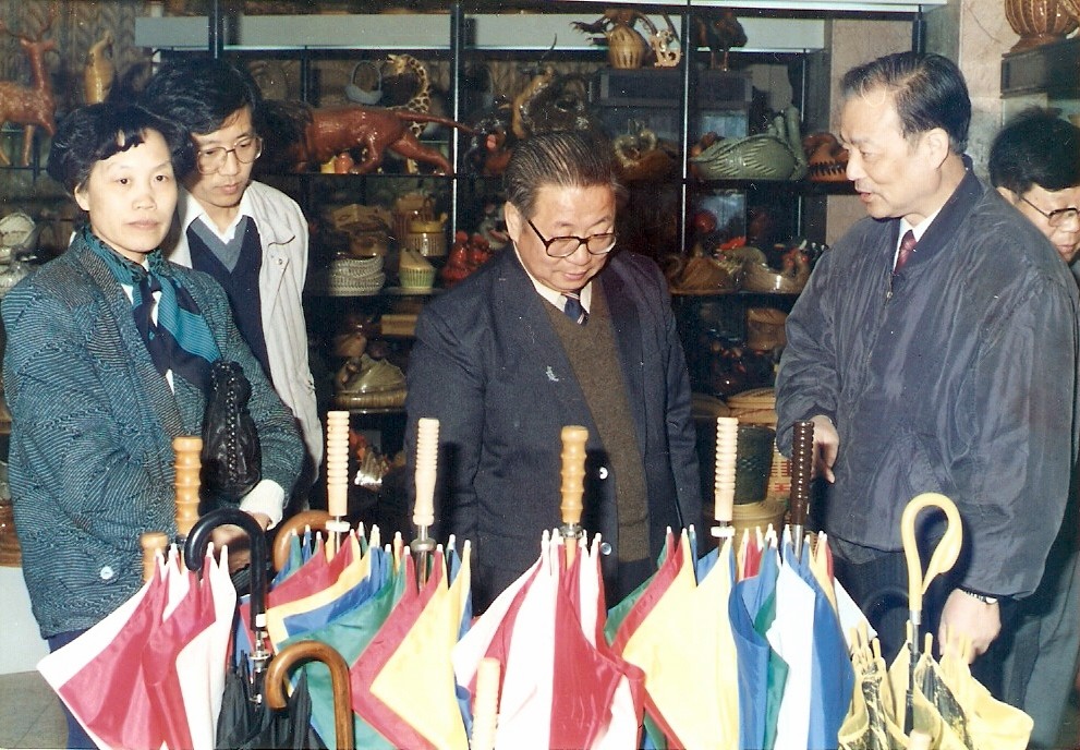 web8、1991年輕工部副部長于珍同志來我司祝賀，在省二輕工業(yè)總公司總經(jīng)理葉榮寶陪同下參觀我司樣品陳列室，鼓勵我們繼續(xù)發(fā)揚工貿(mào)結(jié)合的優(yōu)勢.jpg